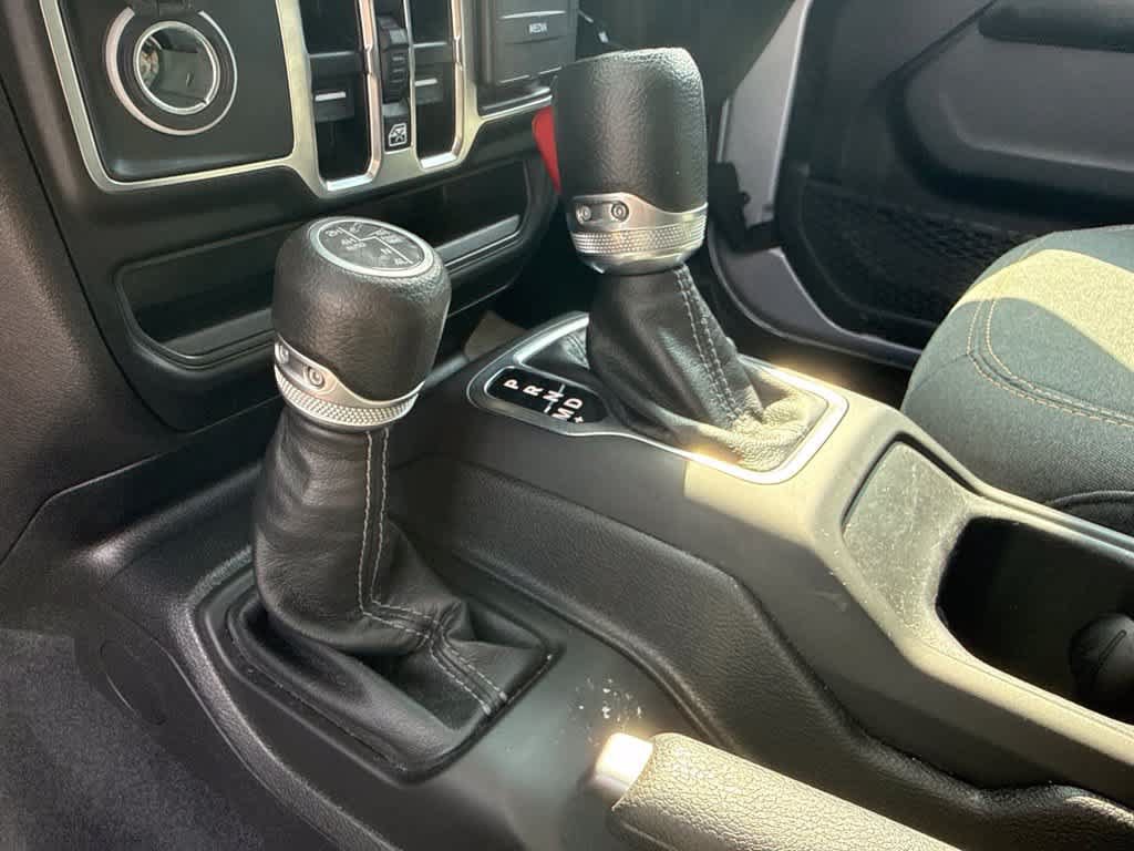 Used 2024 Jeep Wrangler Unlimited Sahara AWD/4WD image 15