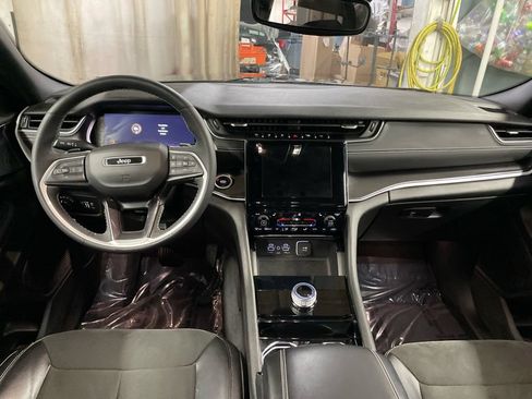 Used 2023 Jeep Grand Cherokee Altitude AWD/4WD image 10