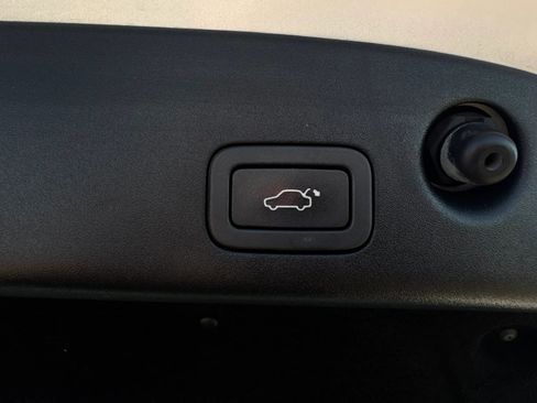 Used 2015 Jaguar XJ image 19