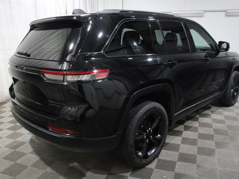 Used 2023 Jeep Grand Cherokee Limited w/ Black Appearance Package AWD/4WD image 32