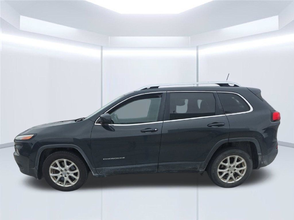 Used 2018 Jeep Cherokee Latitude Plus w/ Comfort/Convenience Group FWD image 2