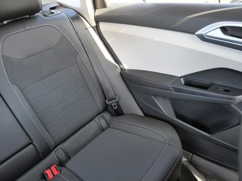 Certified 2025 Volkswagen Taos SE image 14