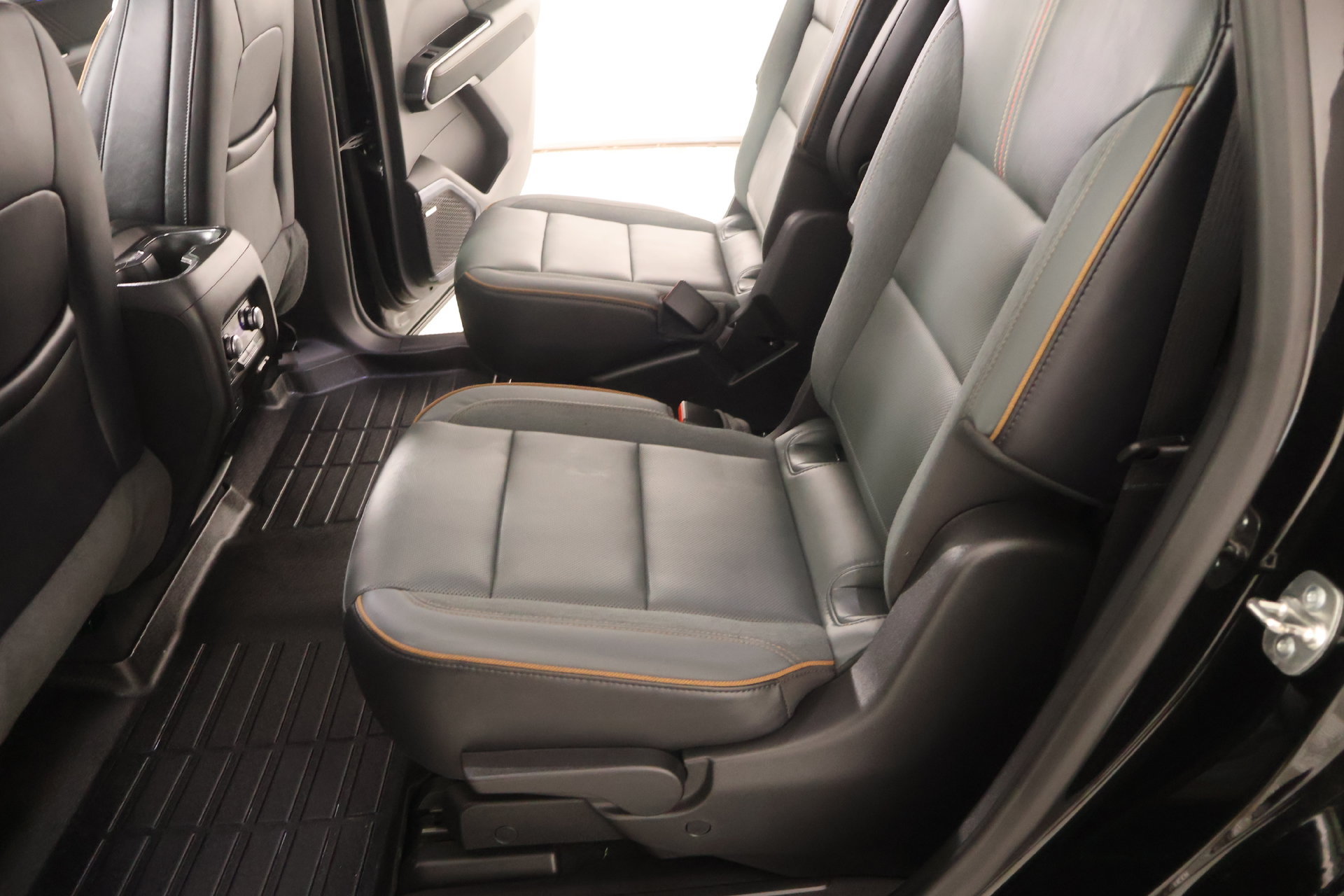 Used 2024 GMC Acadia AT4 w/ Luxury Package AWD/4WD image 13