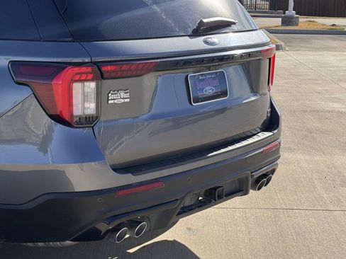 Used 2025 Ford Explorer ST image 6
