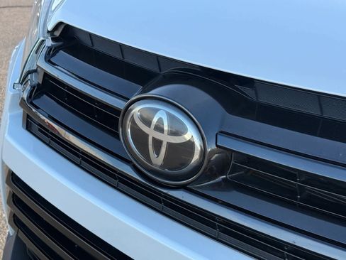 Used 2019 Toyota Highlander SE image 32