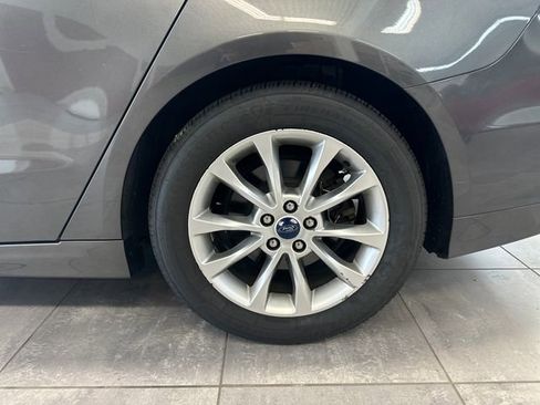 Used 2017 Ford Fusion SE w/ Fusion SE Technology Package FWD image 5