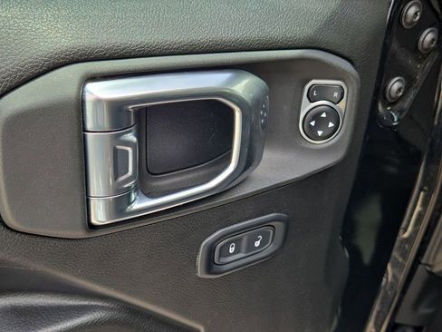Used 2025 Jeep Wrangler Unlimited Rubicon AWD/4WD image 13