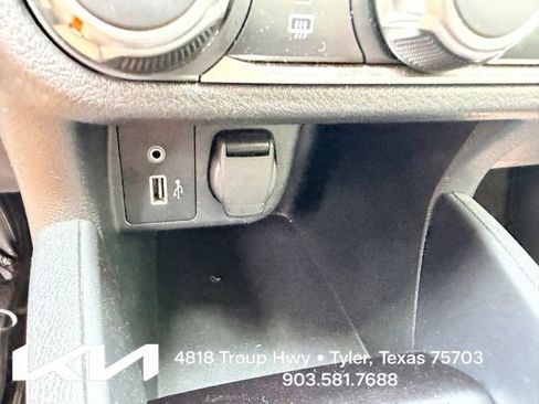 Used 2022 Nissan Versa SV FWD image 19