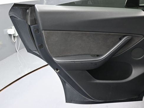 Used 2021 Tesla Model Y Long Range image 40