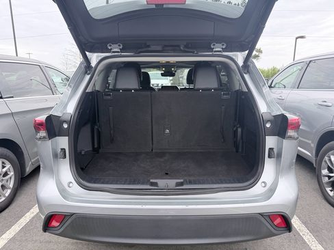 Used 2021 Toyota Highlander XLE image 9