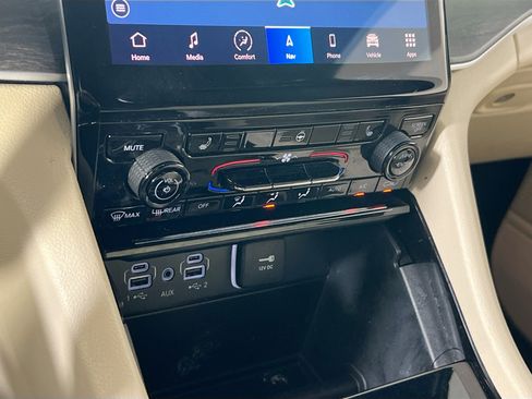 Used 2023 Jeep Grand Cherokee Limited w/ Black Appearance Package image 16