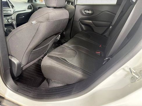 Used 2019 Jeep Cherokee Latitude w/ Popular Appearance Group FWD image 20