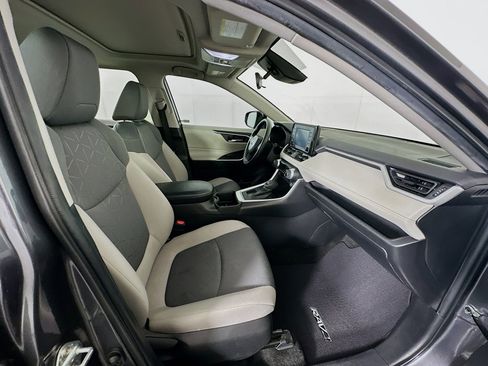 Used 2022 Toyota RAV4 XLE w/ Convenience Package FWD image 31