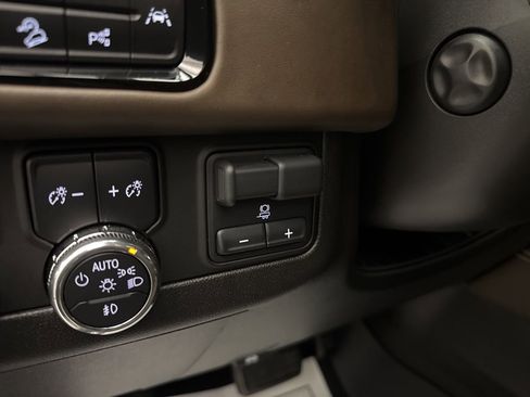 Used 2025 GMC Yukon Denali Ultimate AWD/4WD image 32