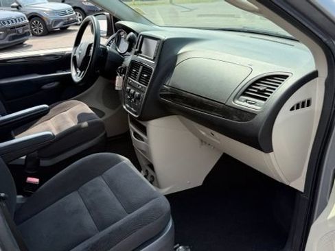 Used 2018 Dodge Grand Caravan SE w/ UConnect Hands-Free Group FWD image 20