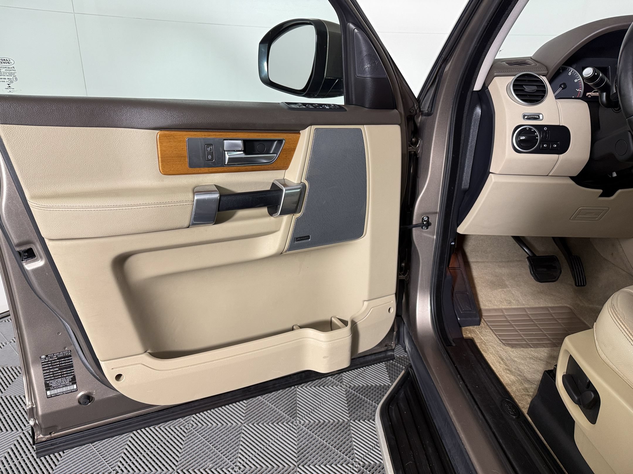 Used 2015 Land Rover LR4 HSE AWD/4WD image 13