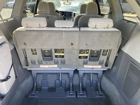 Used 2017 Toyota Sienna LE FWD image 21