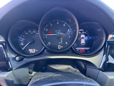Used 2023 Porsche Macan AWD/4WD image 8