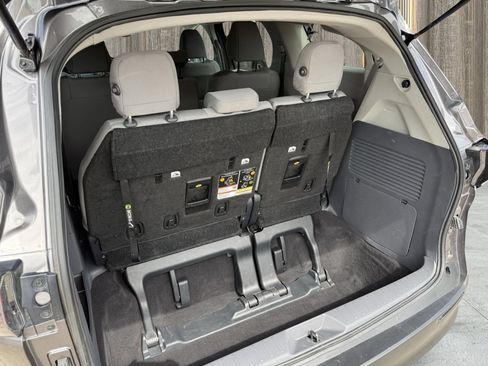 Used 2024 Toyota Sienna LE image 23