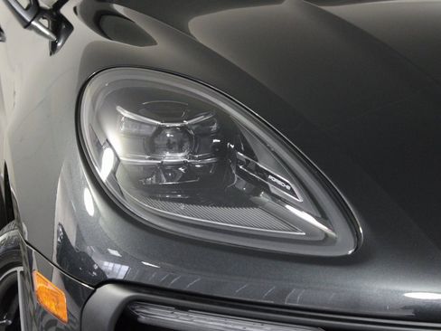 Used 2025 Porsche Macan image 11