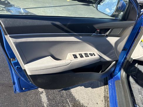 Used 2017 Hyundai Elantra SE image 17