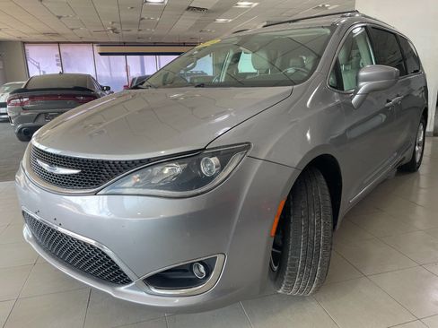 Used 2018 Chrysler Pacifica Touring-L Plus w/ Tire & Wheel Group image 3