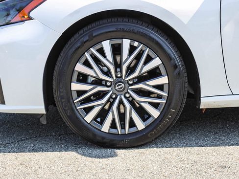 Used 2025 Nissan Altima 2.5 SV FWD image 11
