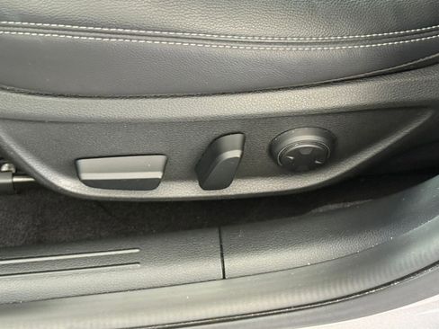 Used 2025 Genesis G70 2.5T image 24