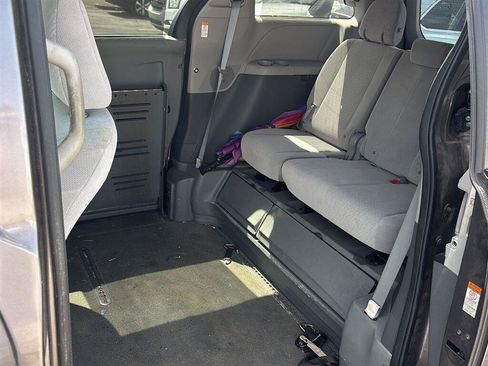 Used 2016 Toyota Sienna LE FWD image 11