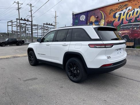 Used 2025 Jeep Grand Cherokee Altitude AWD/4WD image 3