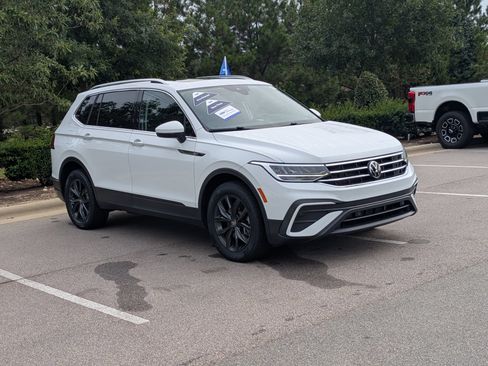 Used 2024 Volkswagen Tiguan SE w/ Panoramic Sunroof Package AWD/4WD image 2