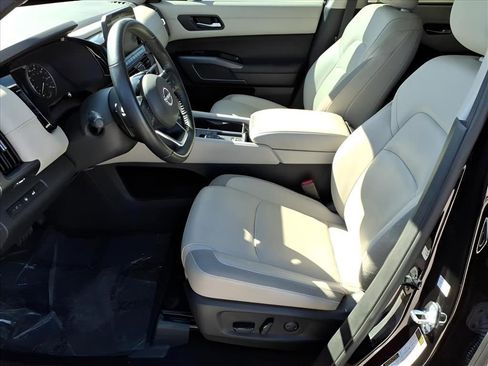 Used 2023 Nissan Pathfinder SL image 14