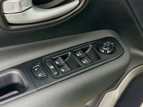 Used 2023 Jeep Renegade Latitude AWD/4WD image 19