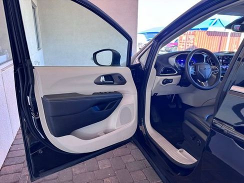 Used 2023 Chrysler Pacifica Touring-L FWD image 10