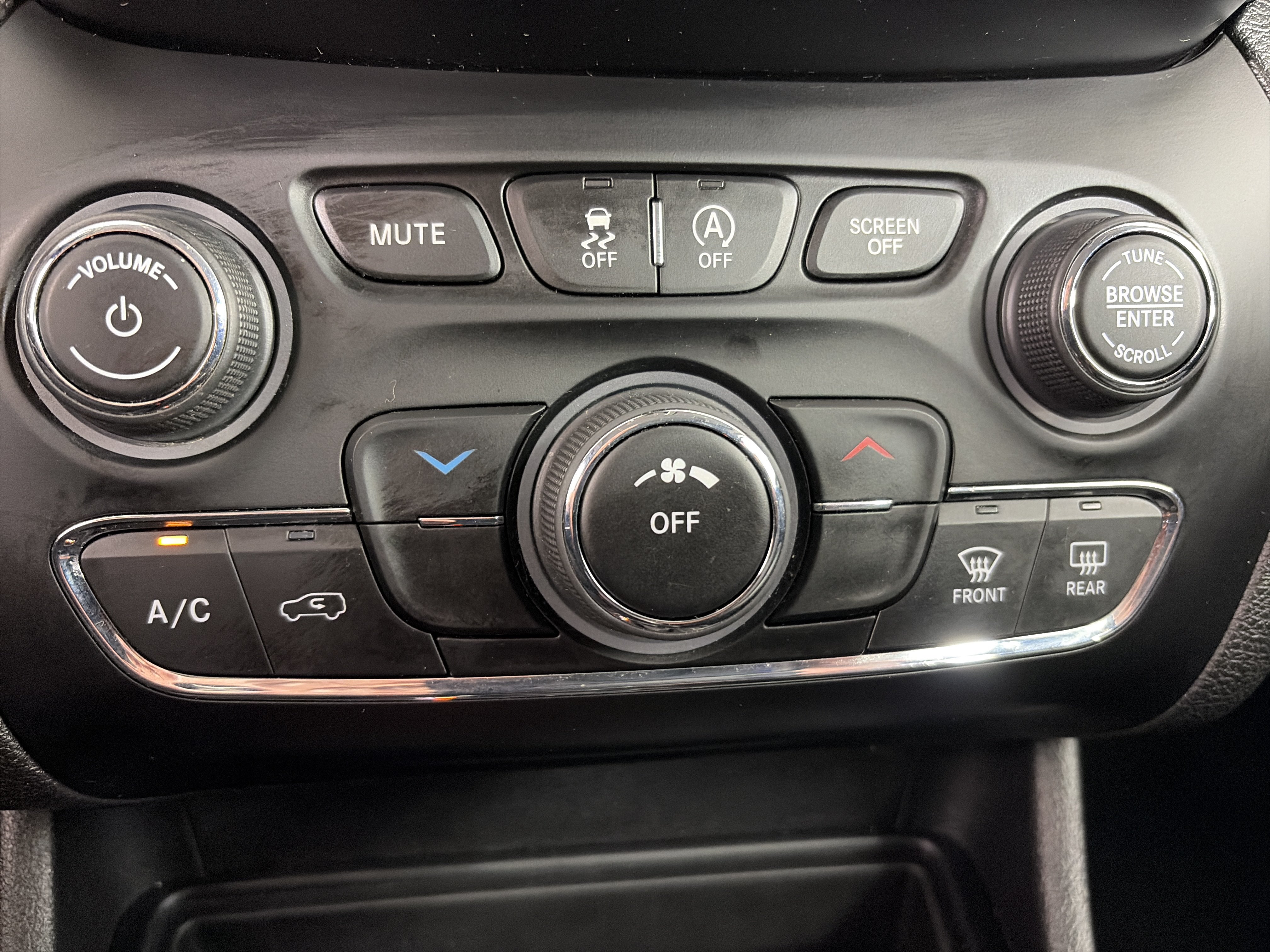 Used 2021 Jeep Cherokee Latitude Lux w/ Sun & Sound Group AWD/4WD image 26