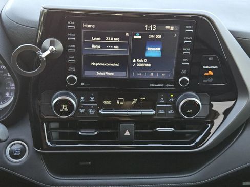 Used 2020 Toyota Highlander LE image 12