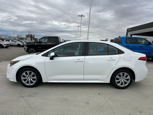 Used 2022 Toyota Corolla LE image 3