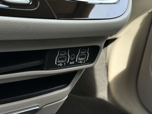 Used 2023 Chrysler Voyager LX image 19