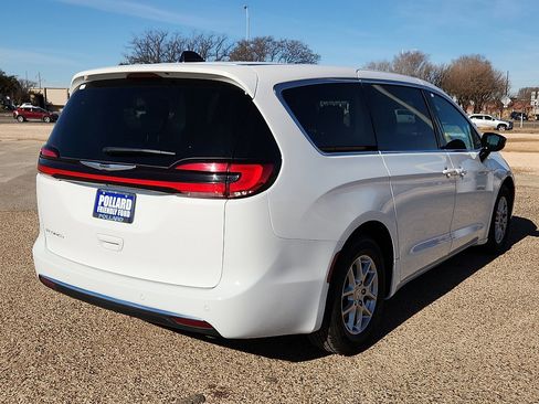 Used 2024 Chrysler Pacifica Touring-L image 3