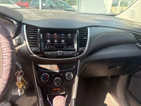 Used 2020 Chevrolet Trax LS FWD image 2