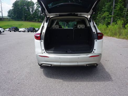 Used 2018 Buick Enclave Premium w/ Experience Buick Package FWD image 17