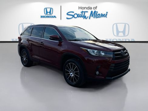 Used 2018 Toyota Highlander SE image 1