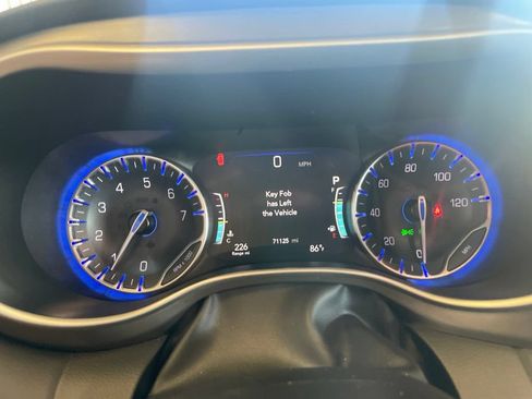 Used 2024 Chrysler Pacifica Touring-L FWD image 26