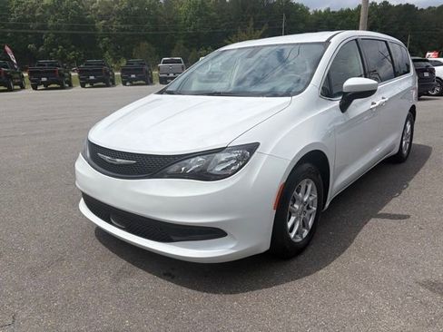 Used 2022 Chrysler Voyager LX FWD image 7
