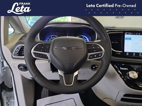 Used 2023 Chrysler Pacifica Touring-L FWD image 12