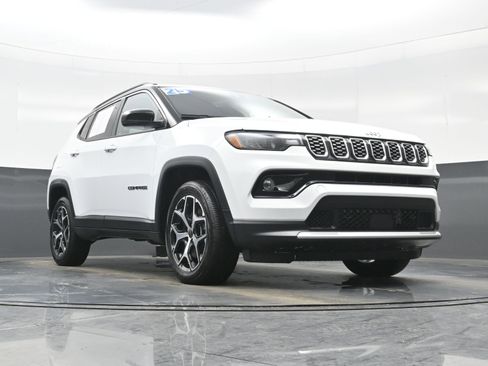 Used 2025 Jeep Compass Limited image 32