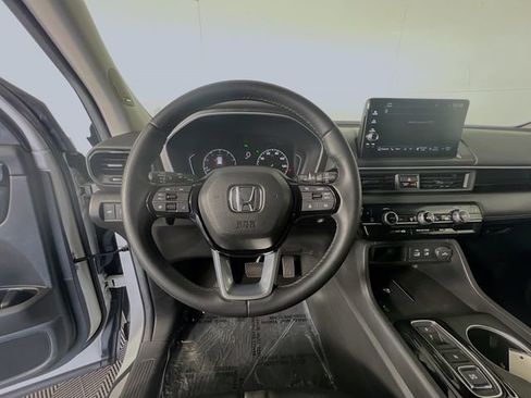 Used 2025 Honda Pilot Touring image 14