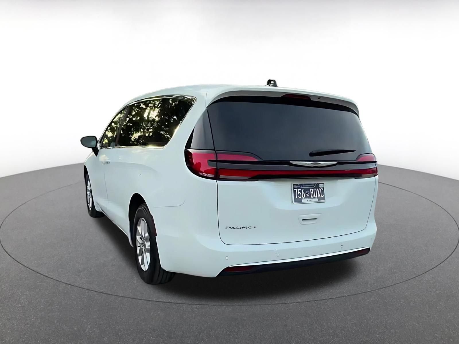 Used 2024 Chrysler Pacifica Touring-L FWD image 10