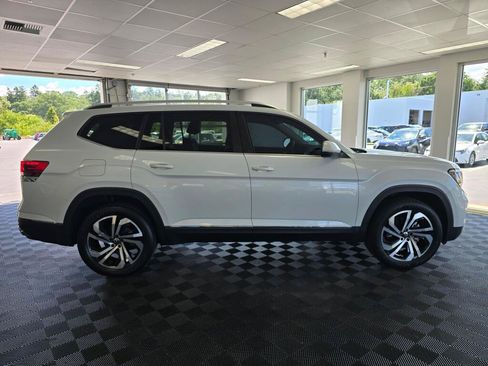 Used 2023 Volkswagen Atlas SEL AWD/4WD image 2