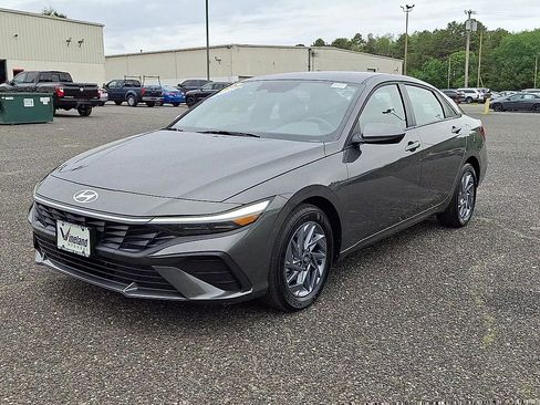 Used 2025 Hyundai Elantra Hybrid FWD image 4